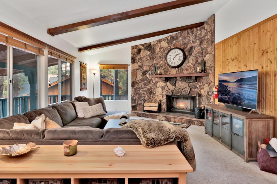 Casa Bosque- Central Modern Fox Farm Log Cabin Retreat- Hot Tub- Fenced- Pets Cabin in Big Bear