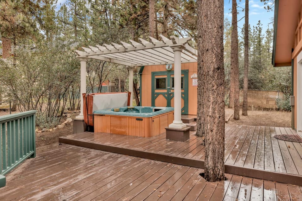 Casa Bosque- Central Modern Fox Farm Log Cabin Retreat- Hot Tub- Fenced- Pets Cabin in Big Bear