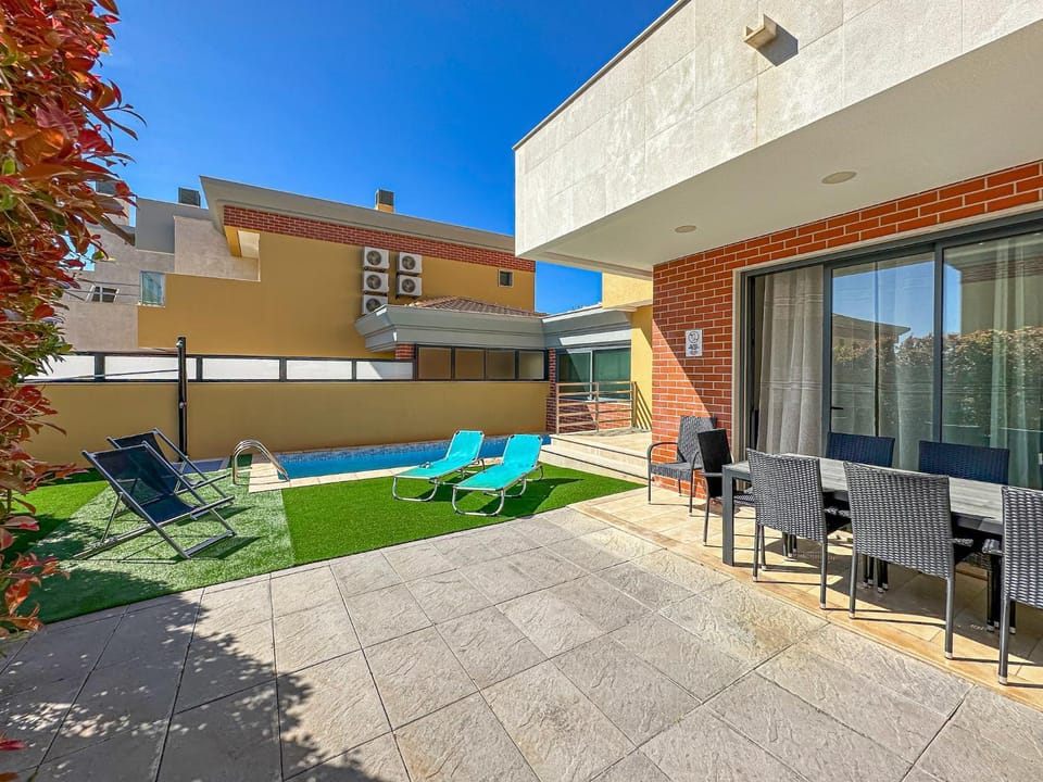 Patio, Day, Garden, View (from property/room), Balcony/Terrace, Living room, Garden view, Pool view, Swimming pool, Swimming pool, sunbed