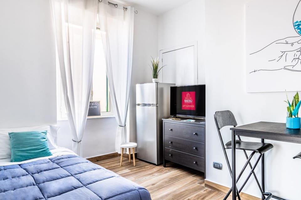 Bed, TV and multimedia, Living room, Photo of the whole room, Seating area, Dining area