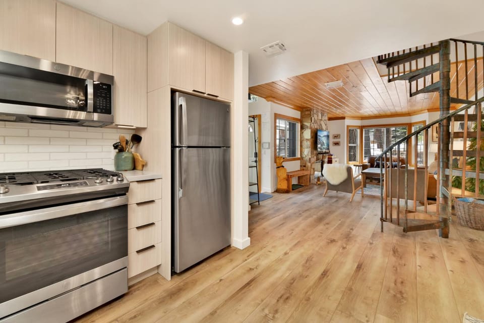 Green Canoe Cabin- Hot Tub- Smart TVs- BBQ- Relaxing Central Moonridge Chalet Cabin in Big Bear