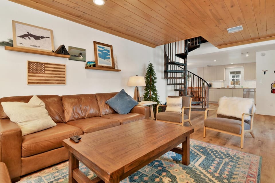 Green Canoe Cabin- Hot Tub- Smart TVs- BBQ- Relaxing Central Moonridge Chalet Cabin in Big Bear