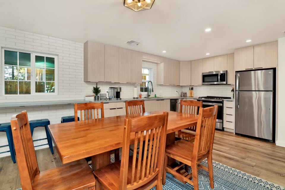 Green Canoe Cabin- Hot Tub- Smart TVs- BBQ- Relaxing Central Moonridge Chalet Cabin in Big Bear