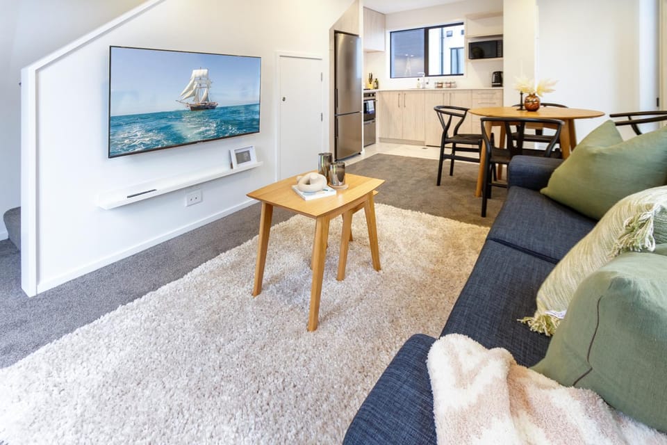TV and multimedia, Coffee/tea facilities, Kitchen or kitchenette, Living room, Decorative detail, Seating area, Dining area