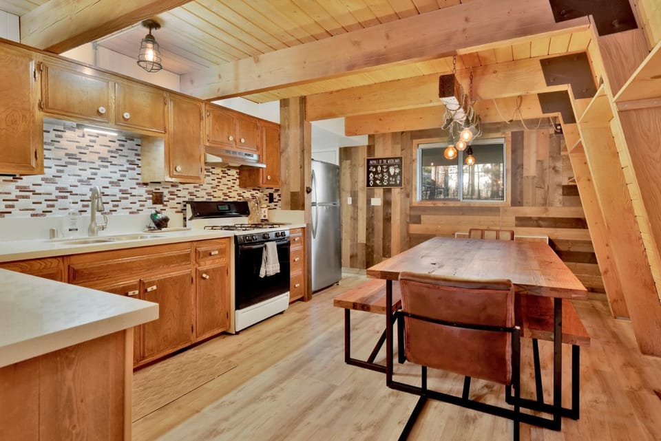 Fox n Bears Retreat by Big Bear Vacations Ultra Modern Gambrel Chalet Mins To Activities House in Big Bear