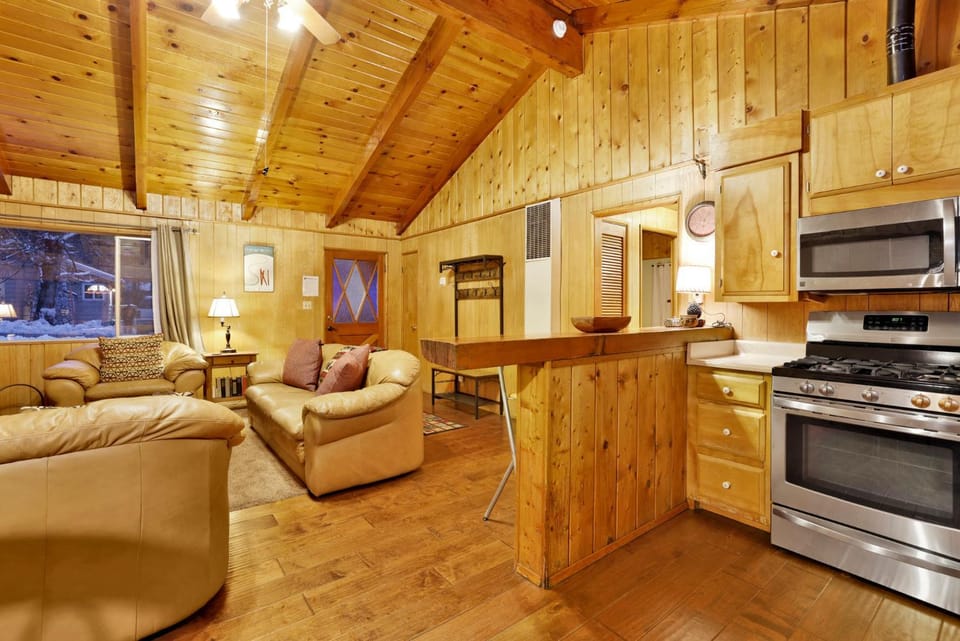 Pine Cone Cottage by Big Bear Vacations Adorable Walk To Lake Furnished Chalet House in Big Bear