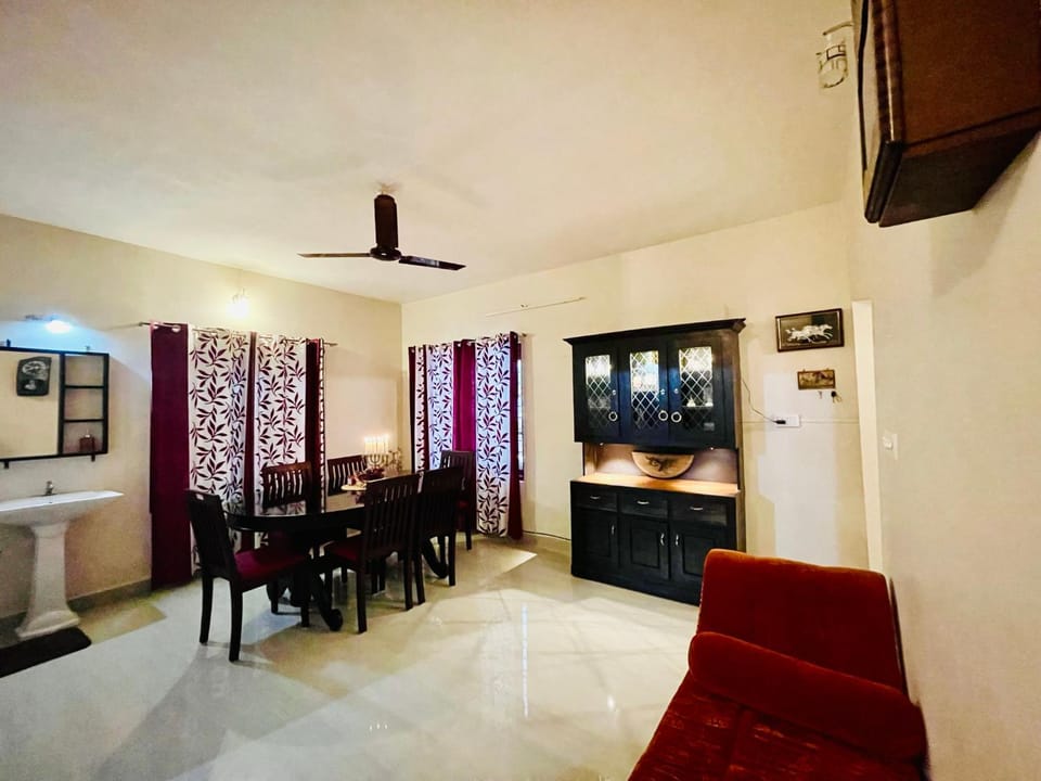 Dining area, minibar