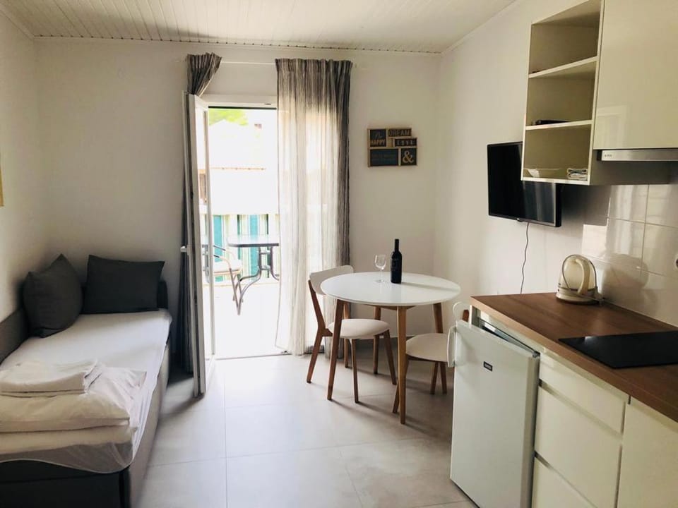 Kitchen or kitchenette, Living room, Seating area, Dining area