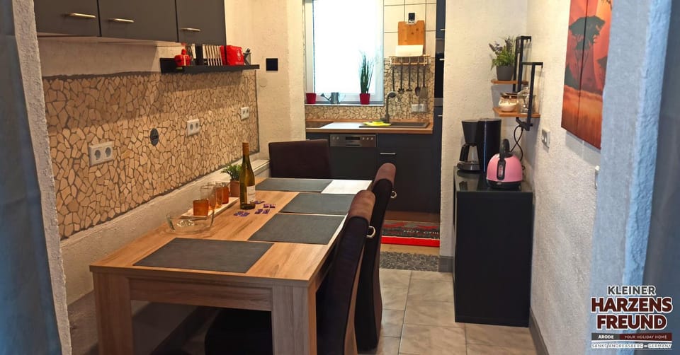 Coffee/tea facilities, Kitchen or kitchenette, Dining area, stove