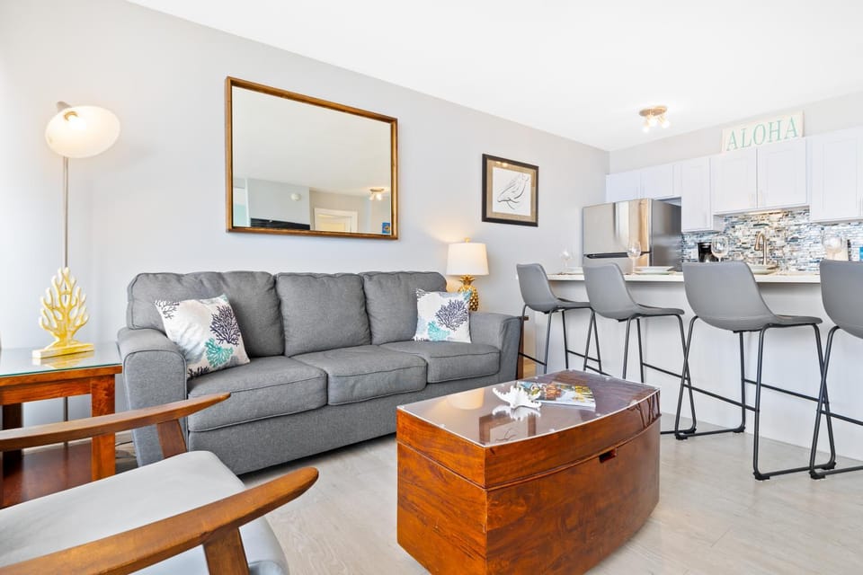 Kitchen or kitchenette, Living room, Seating area, Dining area