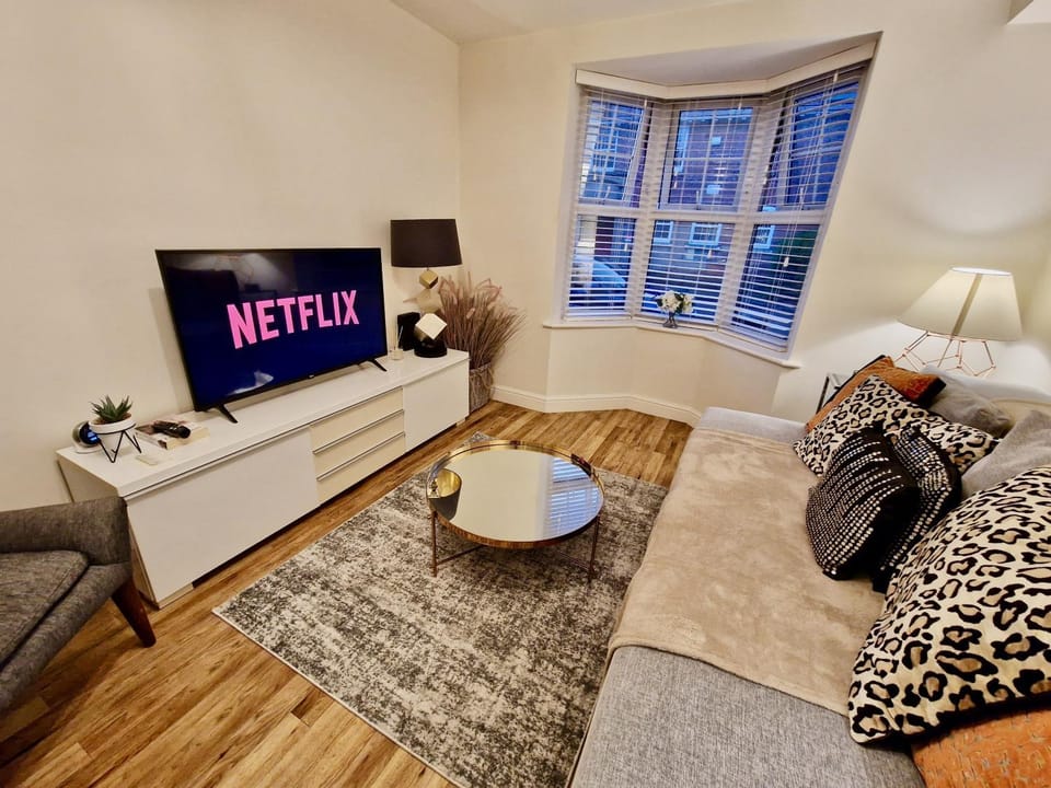 Stunning Luxury Serviced Apartment next to City Centre with Free Parking - Contractors & Relocators Apartment in Coventry