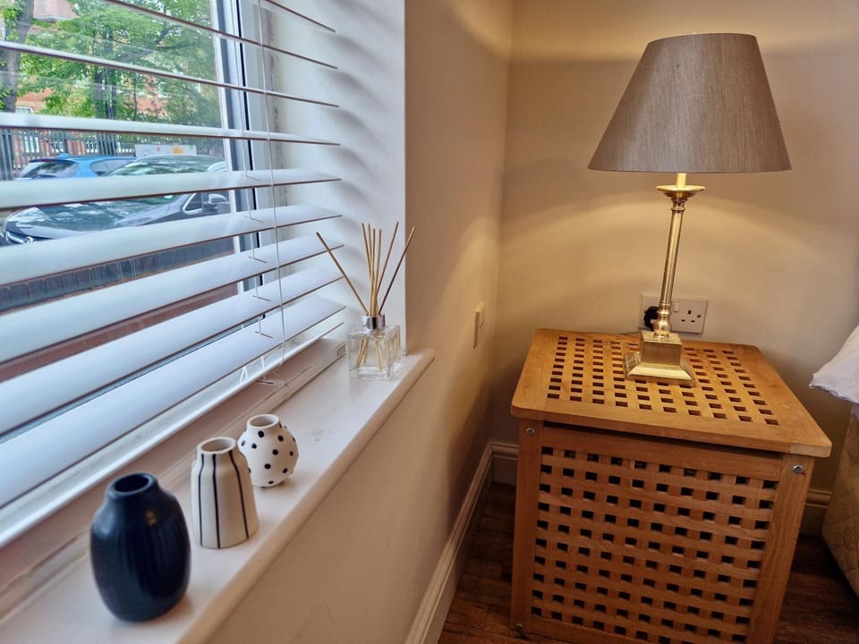 Stunning Luxury Serviced Apartment next to City Centre with Free Parking - Contractors & Relocators Apartment in Coventry
