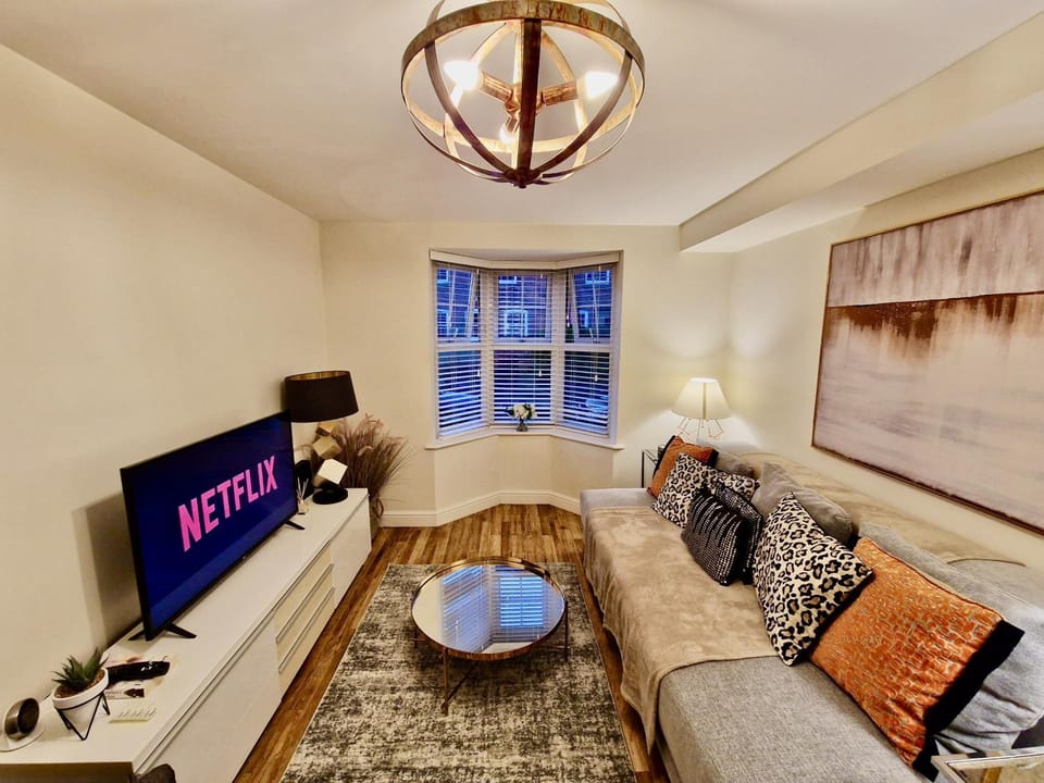 Stunning Luxury Serviced Apartment next to City Centre with Free Parking - Contractors & Relocators Apartment in Coventry