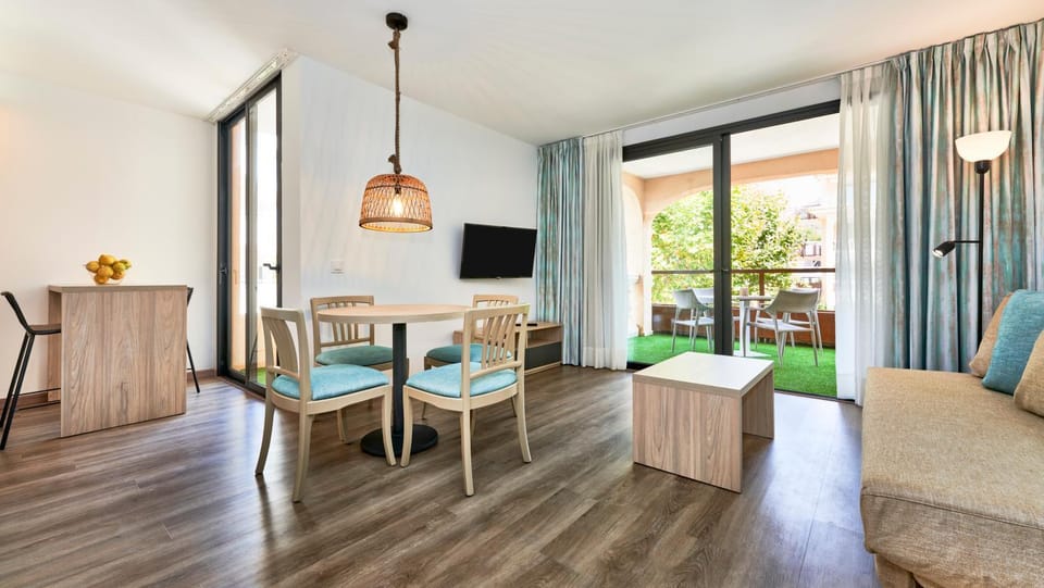 Living room, Dining area