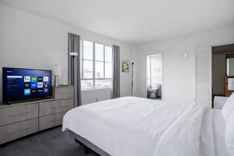 Spacious 2 Bedroom 2 Bathroom Unit Great Location Apartment hotel in San Fernando Valley