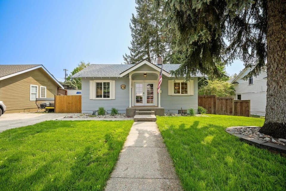 Property building, Facade/entrance, Day, Neighbourhood, Natural landscape, Garden