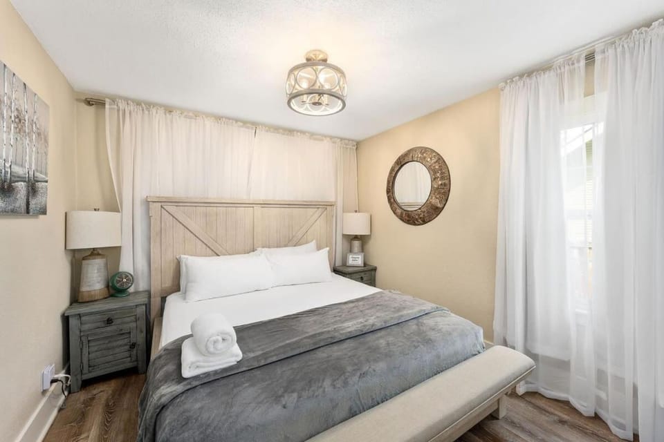 Bed, Day, Bedroom, furniture, towels