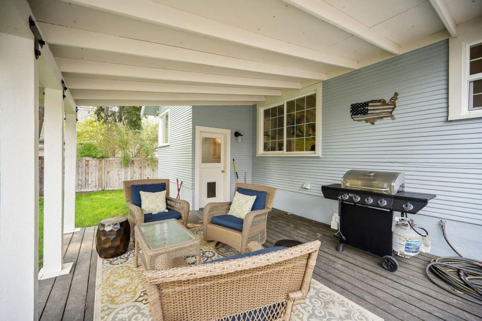 Patio, Day, BBQ facilities, Garden, Seating area, furniture