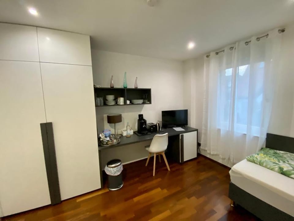 Bed, TV and multimedia, Kitchen or kitchenette, Photo of the whole room, Bedroom, minibar