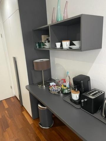 Coffee/tea facilities, Food and drinks