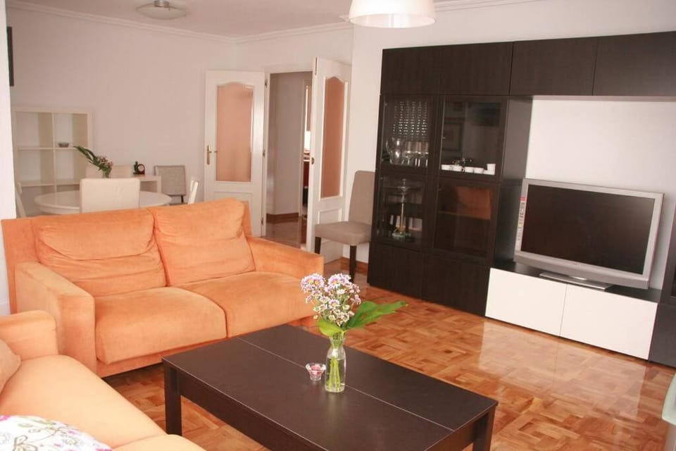 Communal lounge/ TV room, TV and multimedia, Seating area, Dining area