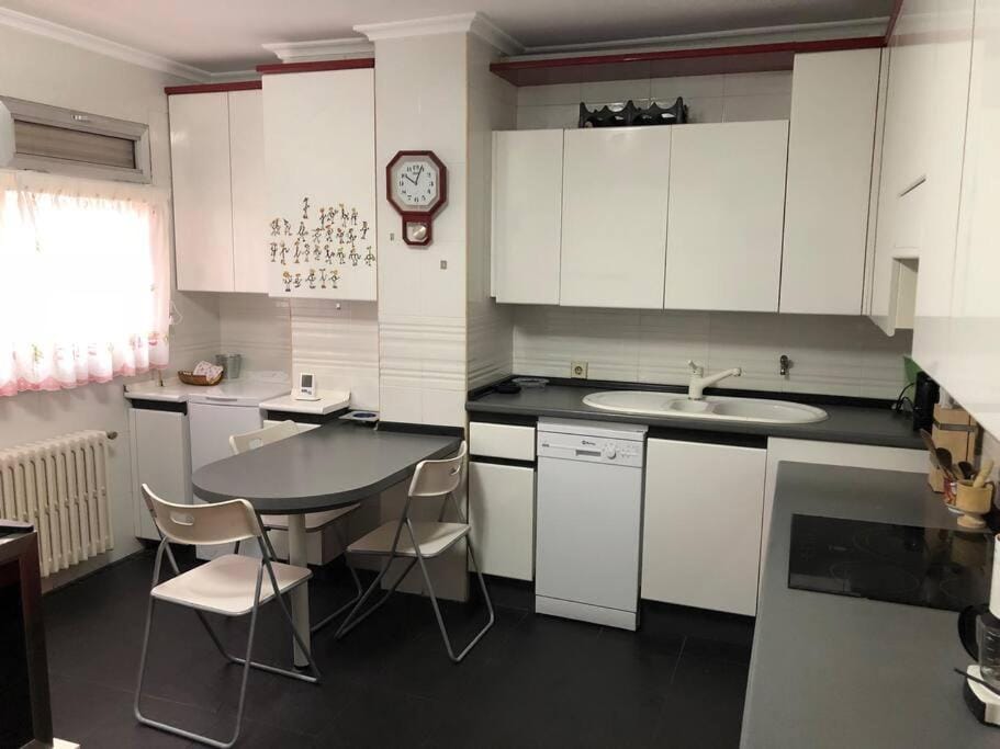 Kitchen or kitchenette, minibar, pet friendly, stove