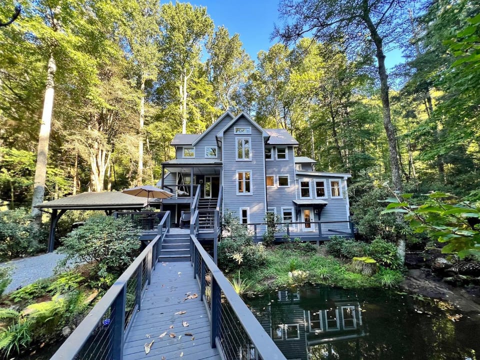 Property building, Day, Natural landscape, Garden, View (from property/room), Mountain view, Street view, Quiet street view