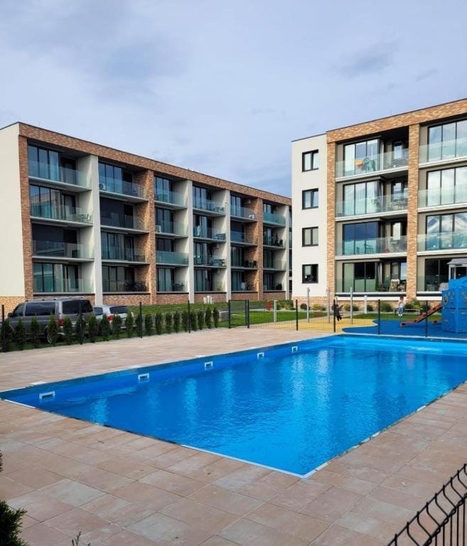 Property building, Day, Pool view, Swimming pool