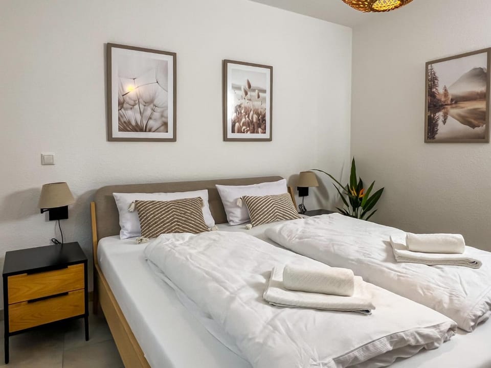 Bedroom, towels