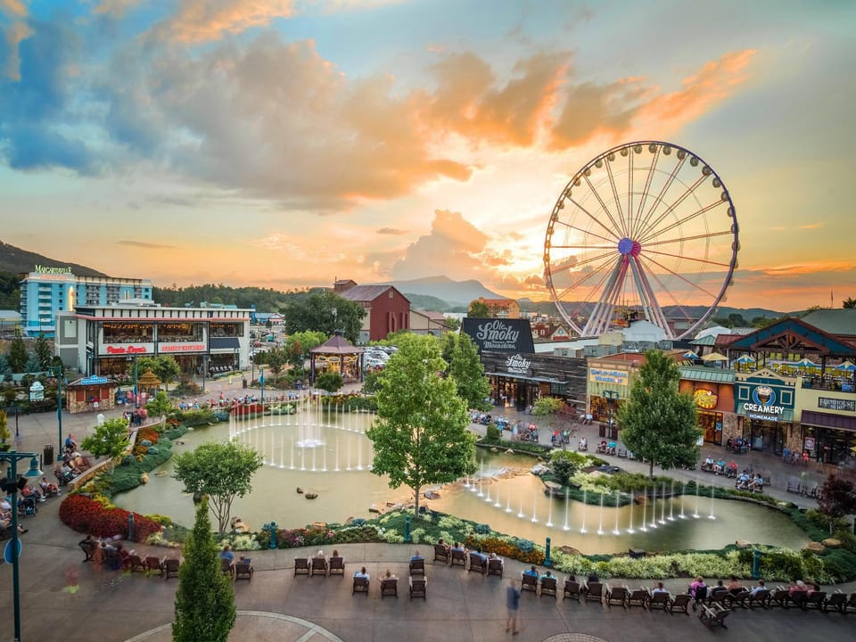 Nearby landmark, Restaurant/places to eat, Neighbourhood, Mountain view, Shopping Area, Sunset