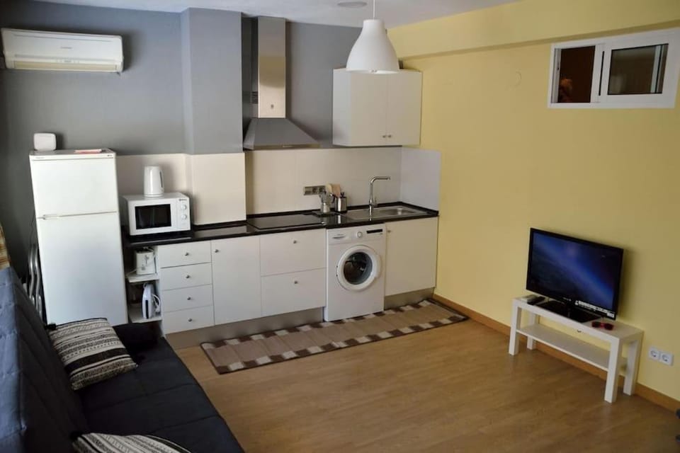 Kitchen or kitchenette, minibar, stove, washing machine