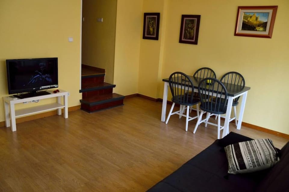 Communal lounge/ TV room, TV and multimedia, Living room, Seating area