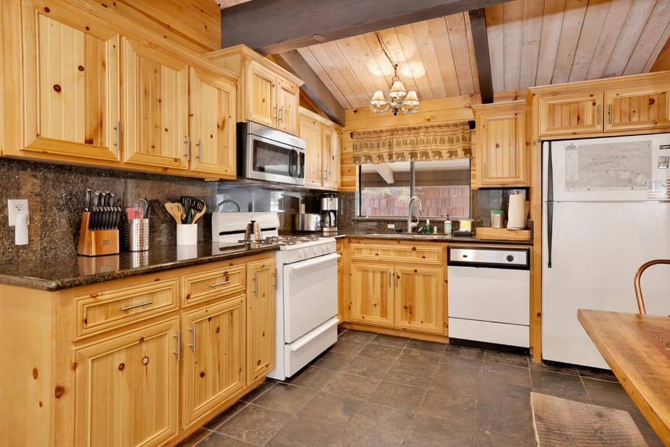 Smith Chalet at Snow Summit- Furnished Resort Condo- Foosball- Walk To Lifts House in Big Bear