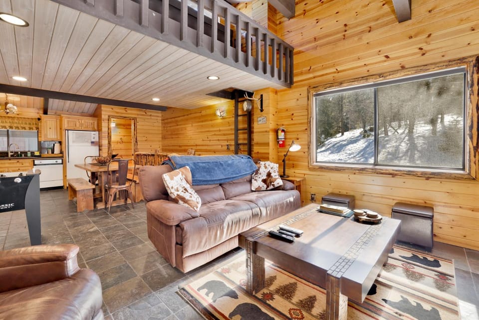 Smith Chalet at Snow Summit- Furnished Resort Condo- Foosball- Walk To Lifts House in Big Bear