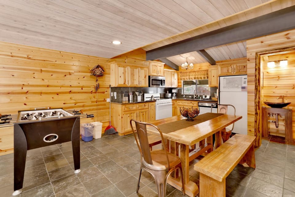Smith Chalet at Snow Summit- Furnished Resort Condo- Foosball- Walk To Lifts House in Big Bear