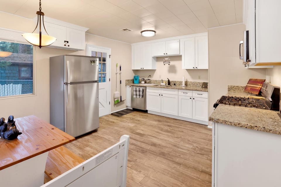 Robinhood Chalet- Ultra Modern Bear City Cabin- Essentials- Laundry- BBQ- Fenced Cabin in Big Bear
