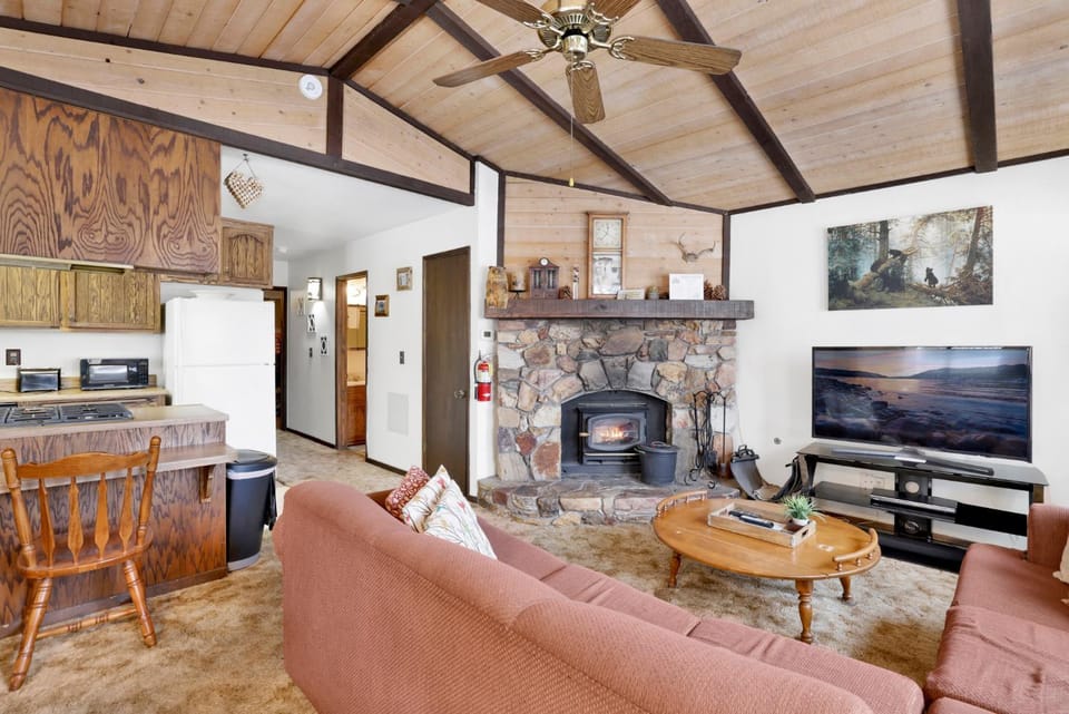 Bearadise Cottage- Hot Tub- Foosball- Central Moonridge Cozy Mountain Chalet House in Big Bear