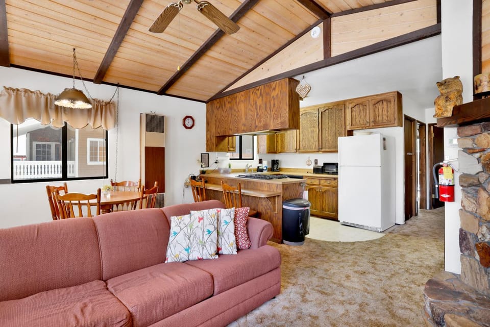 Bearadise Cottage- Hot Tub- Foosball- Central Moonridge Cozy Mountain Chalet House in Big Bear