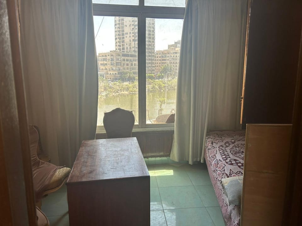 Bed, Living room, Photo of the whole room, Seating area, Bedroom, River view