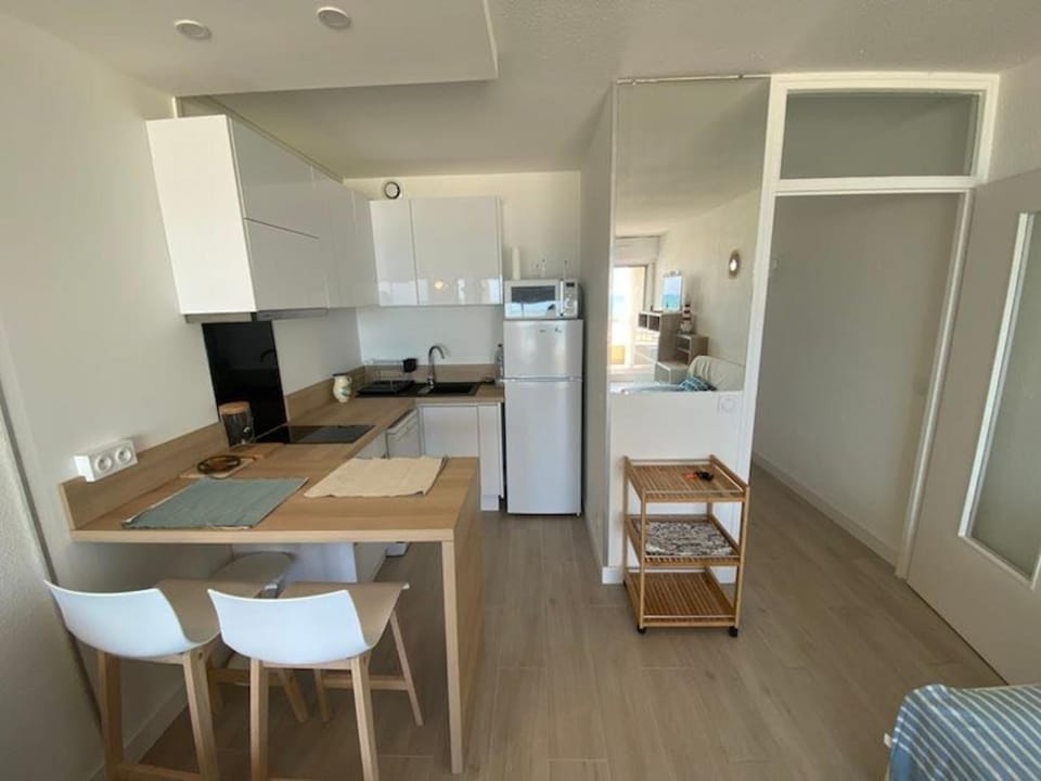 Studio pied dans l'eau, grand frigo, lave-vaisselle, lave-linge, parking privé - FR-1-326-787 Apartment in Marseillan