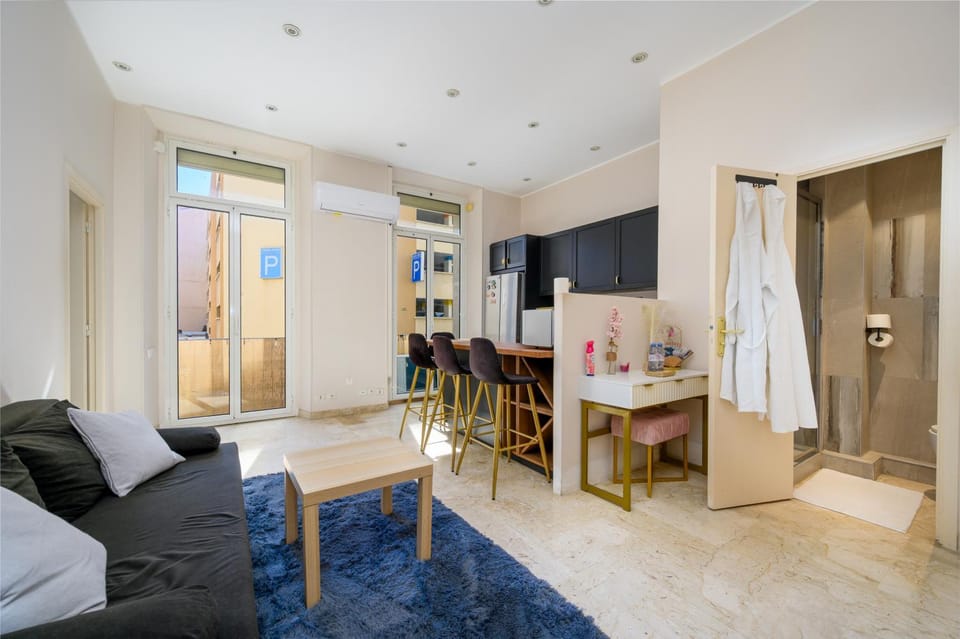 Cannes Center Apartment 5 min Palais AC Bright Apartment in Cannes
