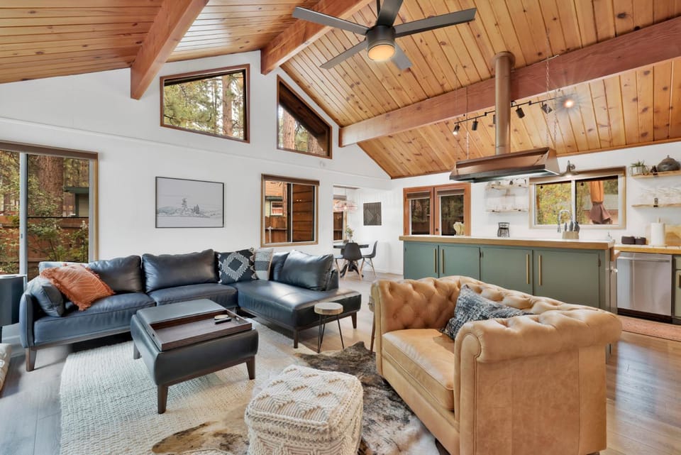 The Lost Compass- Hot Tub- Games- Walk To Lake or Marina Chalet in Big Bear