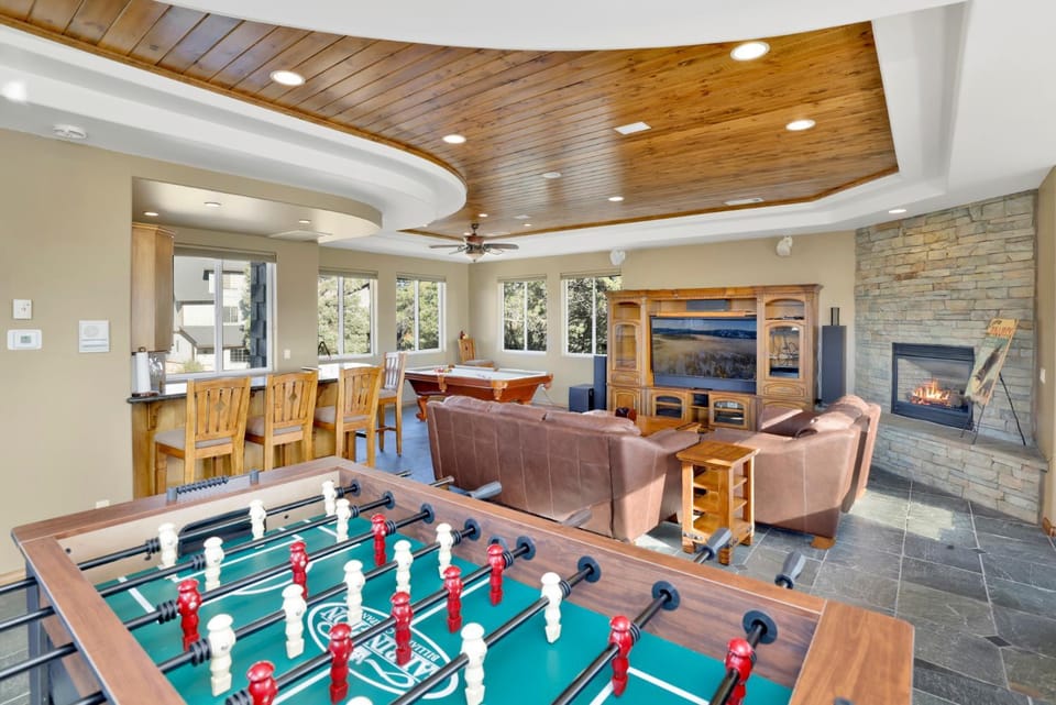 Sunset Ridge Villa- Incredible Log Cabin Estate- Hot Tub- Game Tables- Cabin in Big Bear