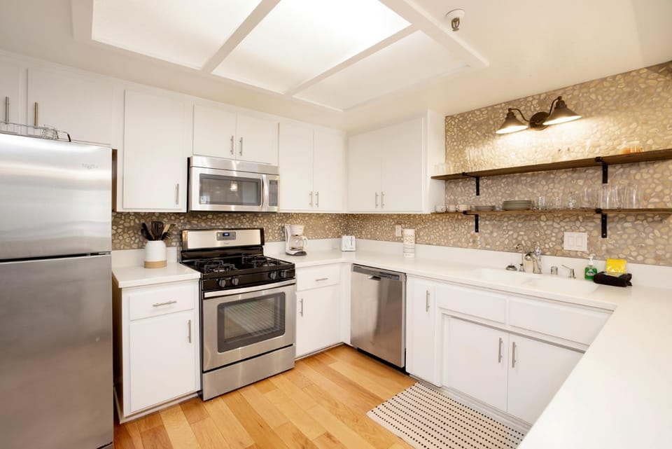 Brownie's Den- Modern Cozy Central Resort Condo House in Big Bear