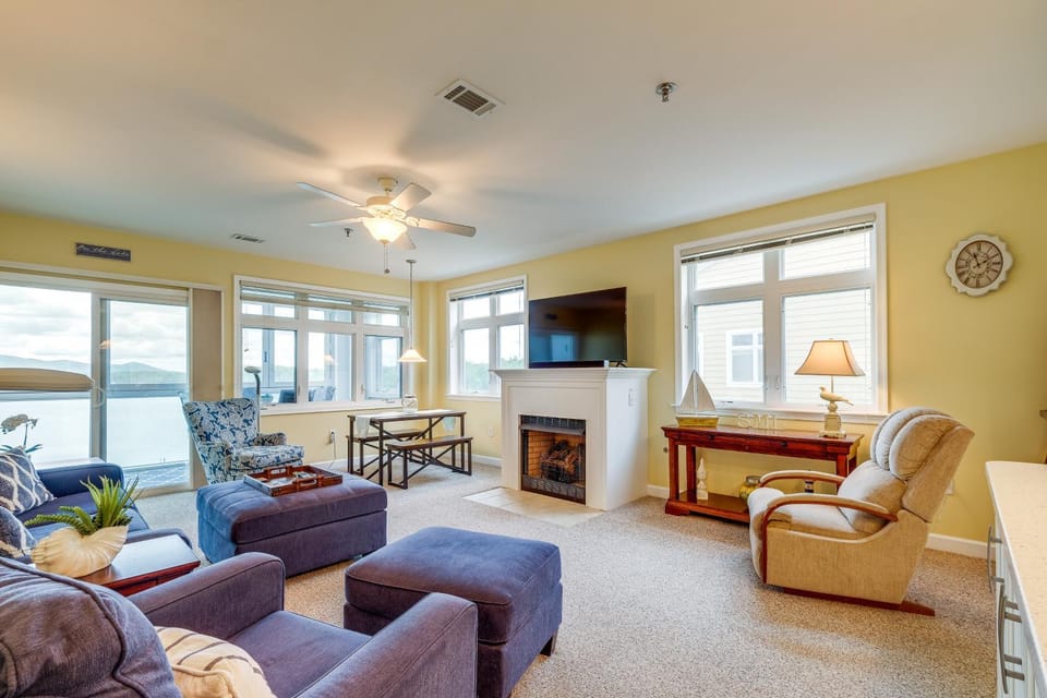 Lakefront Huddleston Condo w/ Community Pool House in Smith Mountain Lake