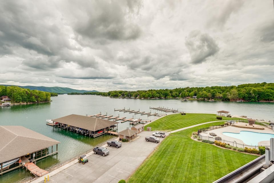 Lakefront Huddleston Condo w/ Community Pool House in Smith Mountain Lake