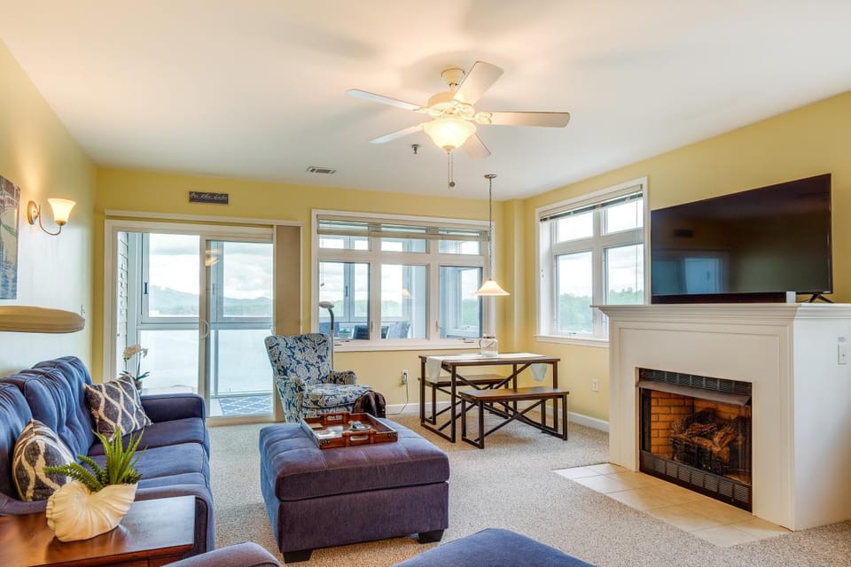 Lakefront Huddleston Condo w/ Community Pool House in Smith Mountain Lake
