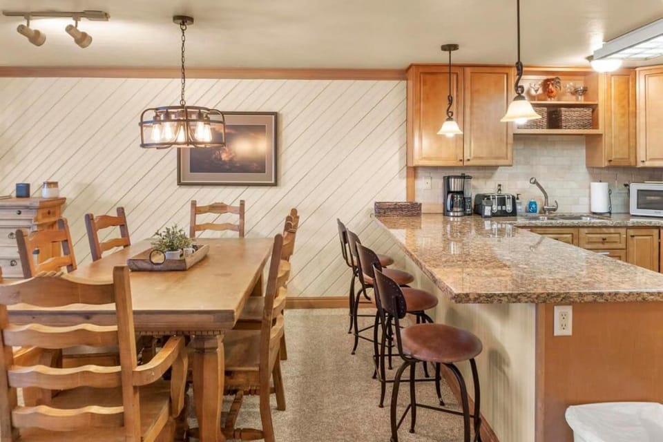 2BR Condo with Amazing Locale Minutes from Slopes House in Park City