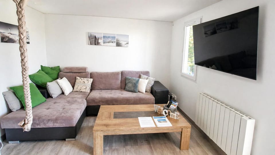 Communal lounge/ TV room, TV and multimedia, Living room, Seating area, internet