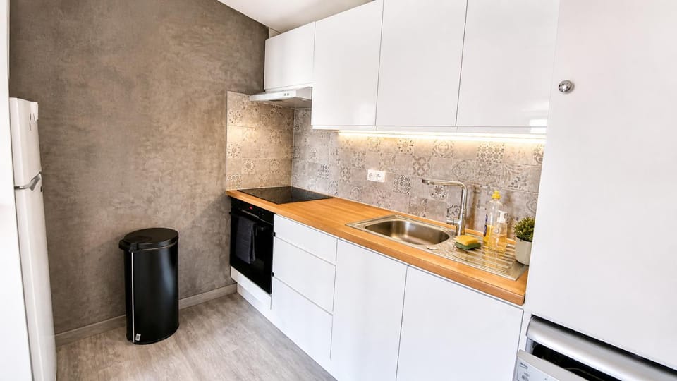 Coffee/tea facilities, Kitchen or kitchenette, dishwasher, oven, stove